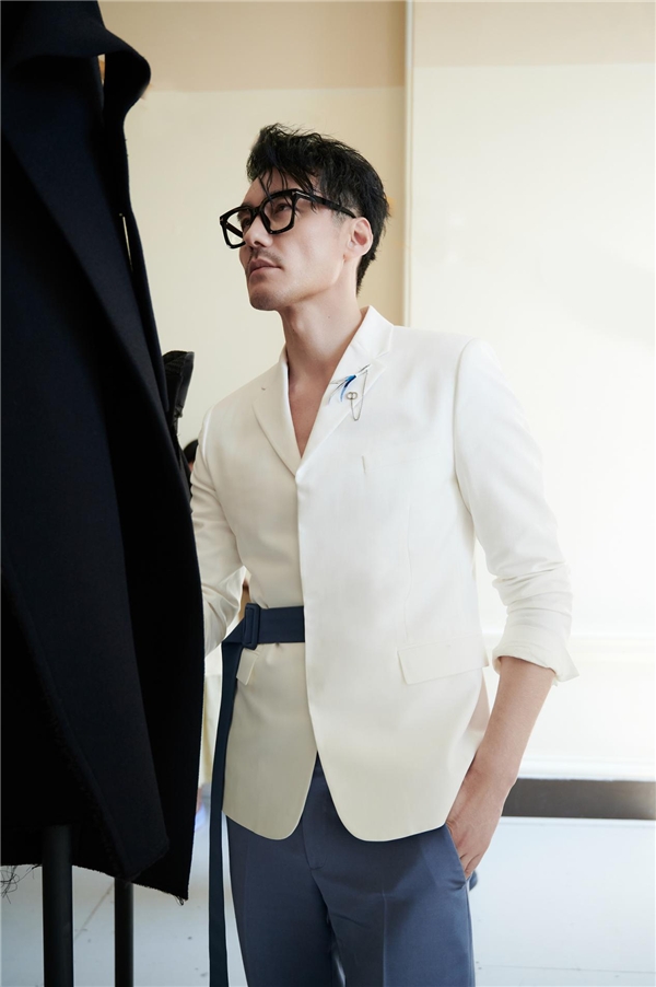 胡兵秋天穿搭,胡兵身着蓝色大衣尽显成熟魅力