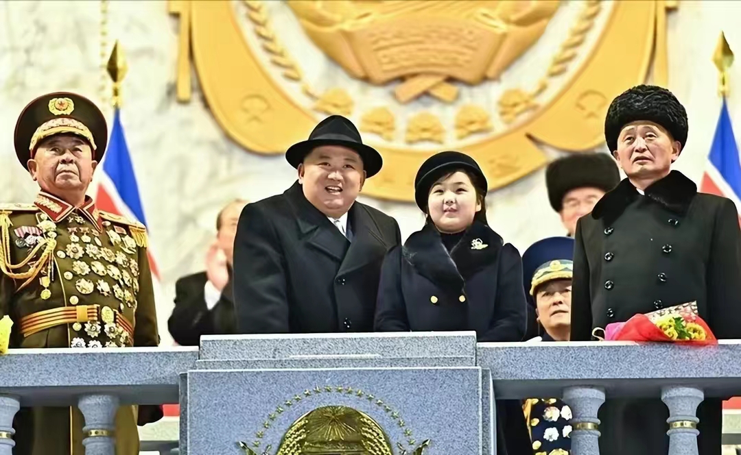 朝鲜第一夫人甘当女儿绿叶！戴导弹项链，旺夫脸比韩国夫人美多了