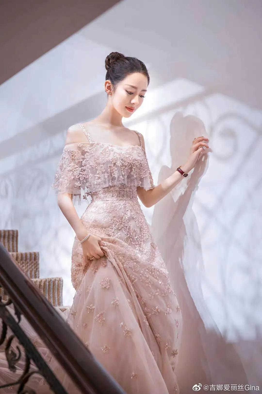 郎朗老婆吉娜的腰有多细,郎朗妻子吉娜深v礼服大秀好身材