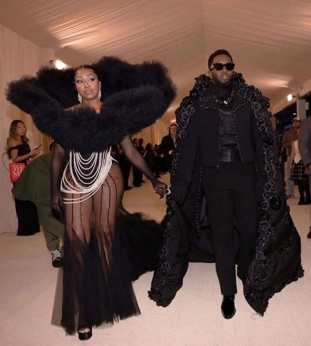 拖把头、海底生化人穿搭，美国这最受瞩目的一夜，如“群魔乱舞”