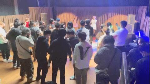 月薪不过万的北京打工人，周末偷偷做「偶像」赚钱