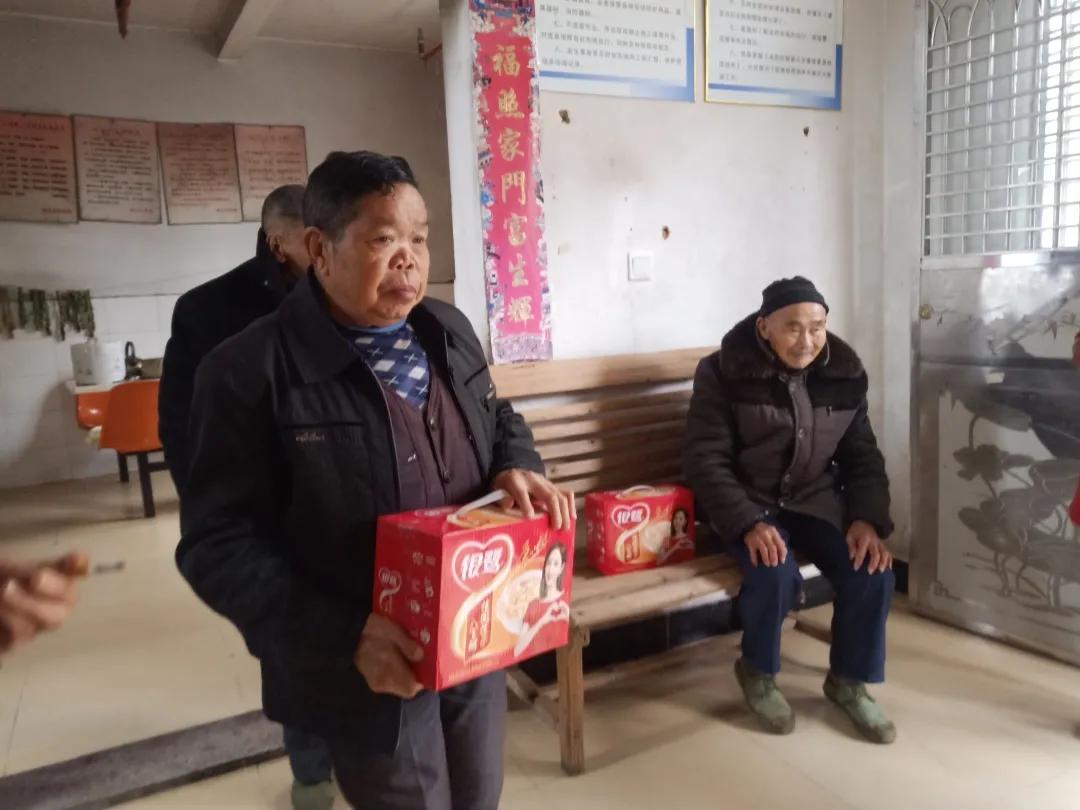 志愿者给敬老院老人理发,社区志愿者免费为高龄老人理发