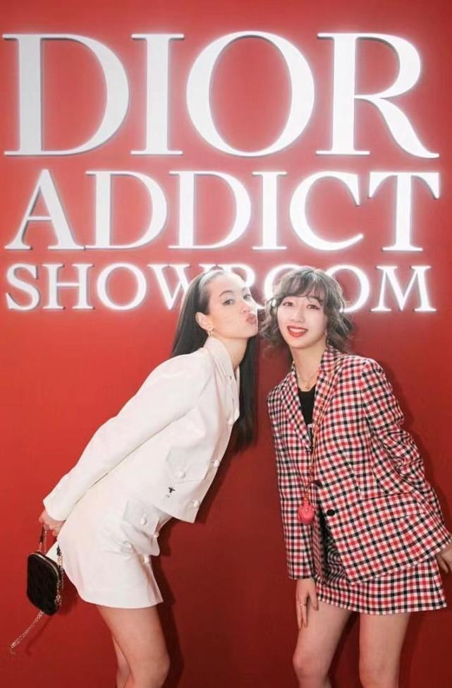 木村心美西装,木村心美穿羽毛连衣裙