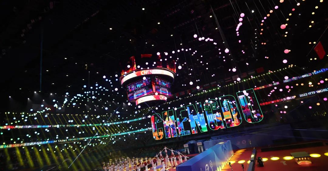 刘国梁给孙颖莎陈梦颁奖,刘国梁瓦尔德内尔杯