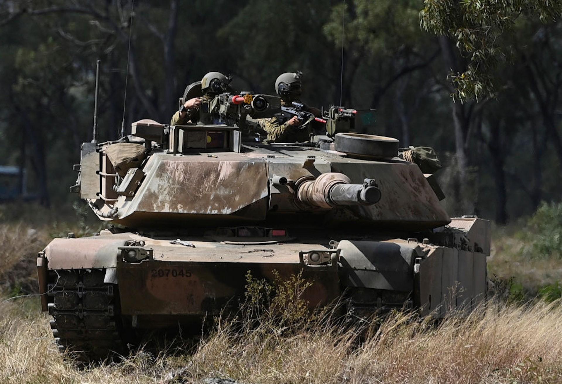 战地掠夺:俄军席卷四辆受损“豹2”坦克!乌军束手无策!