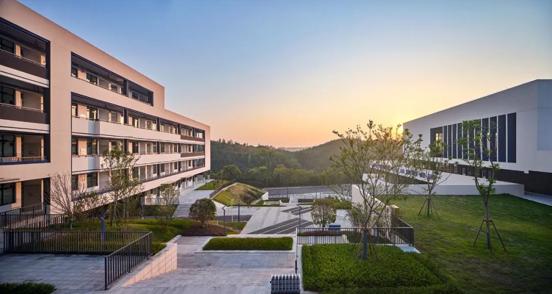 九年一贯制学校设计,阶梯式学校效果图