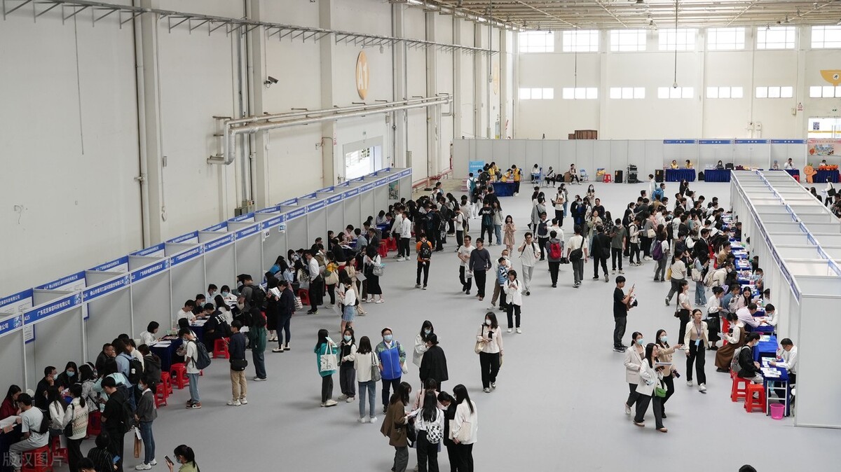 大学没毕业可以考社区工作者吗,大学没毕业可以参加公务员笔试嘛