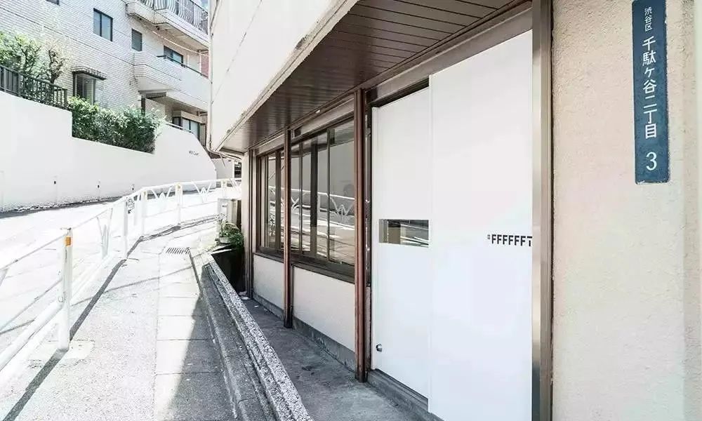 这家只卖白Tee的店成立7周年，干了一件大事