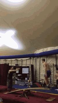 女子和同事打闹，用力过猛竟直接把*裤底**扯两半，羞得蹲地不敢起身