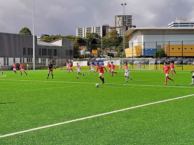 在悉尼PenshurstPark彭斯赫斯特公园球场，看一场社区少年足球赛