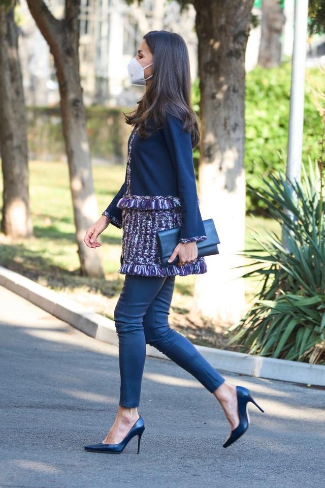 西班牙王后穿什么颜色的衣服好看,西班牙王后穿时尚大衣真拉风