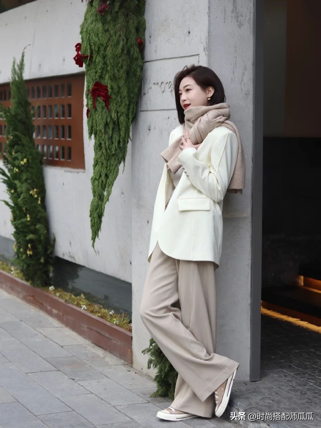 今年“运动裤”变的好时髦！混搭卫衣、西装，意外的洋气好看
