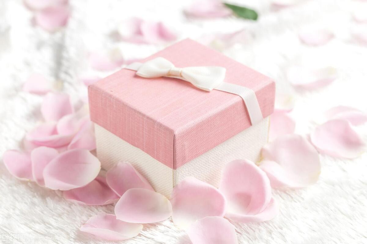 女儿第一次去男朋友家带什么礼物,女生第一次去男朋友家要带礼物吗