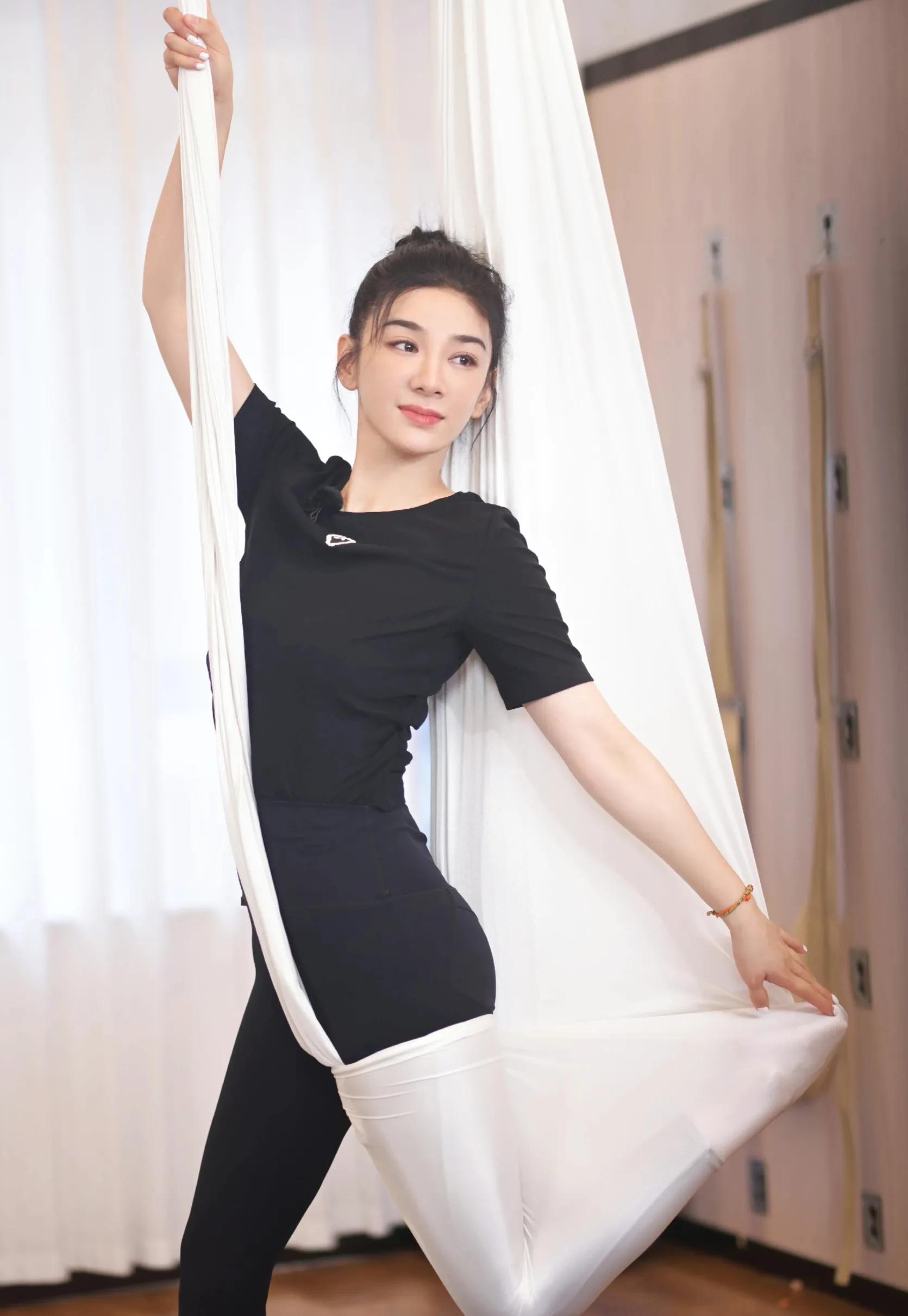 黄奕穿丝绒裙图片,黄奕穿灰红色丝绸裙子