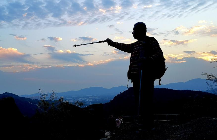 重阳节的习俗茱萸是什么,重阳节的习俗赏菊及佩戴茱萸