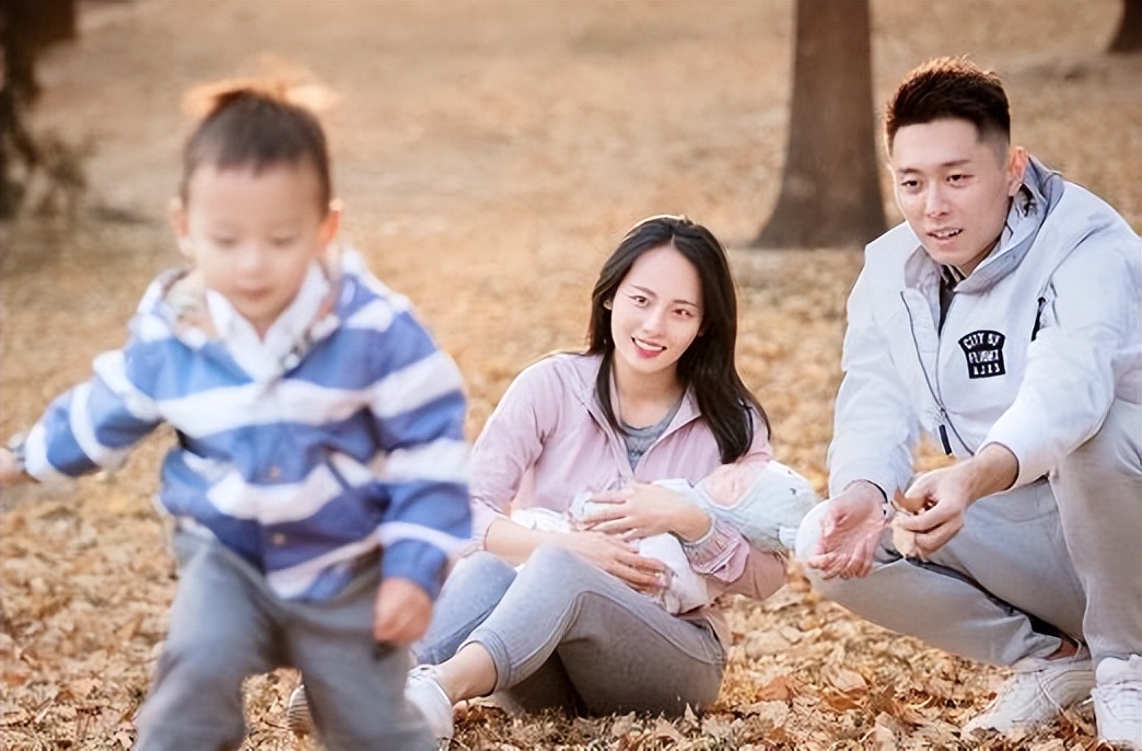 结婚8年生两子却未办婚礼，起底张嘉倪与买超的“婚变始末”