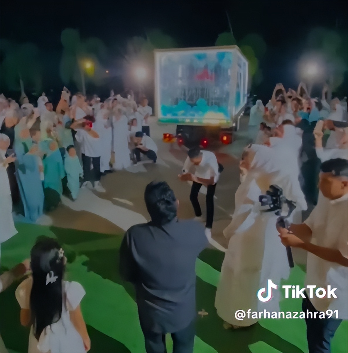 有钱任性！马来西亚一对有钱夫妻，为激励女儿上学送百万豪车