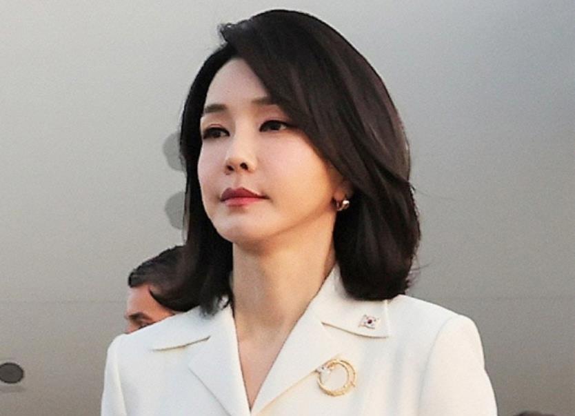 韩国第一夫人真是土豪，浑身上下都是名牌，奢华钻石珠宝闪瞎眼