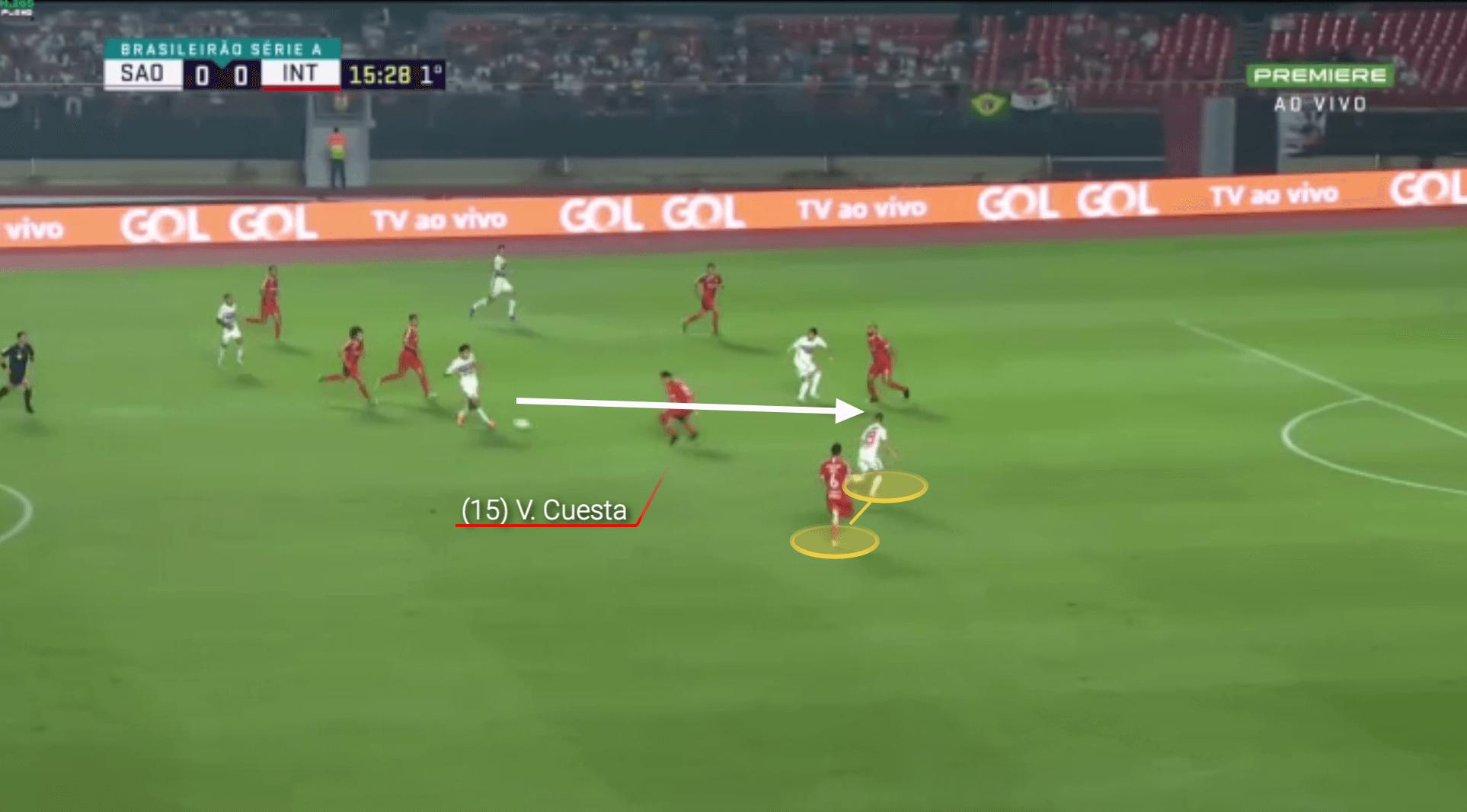 安东尼是左脚球员还是右脚球员,为什么安东尼只用左脚打门