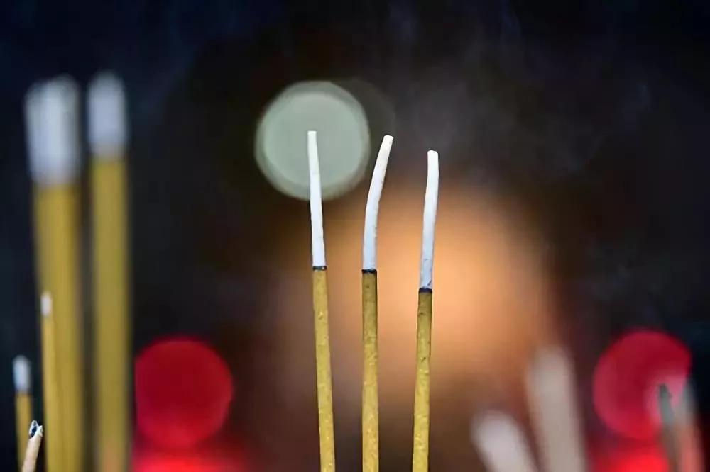 上香正确姿势过年,正确拜神上香视频教程