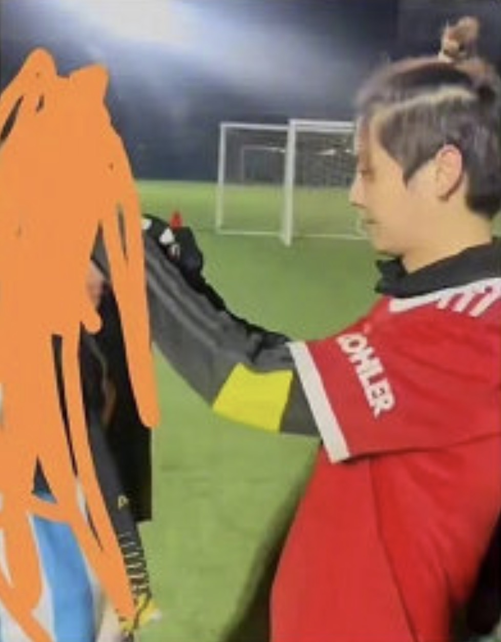 鹿晗疑似辟谣劈腿传闻，获女友关晓彤陪伴踢球，被赞模范情侣