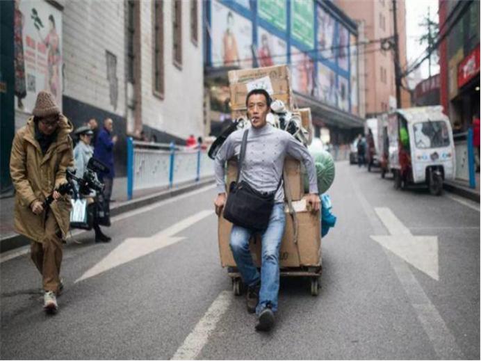 重庆网红棒棒哥冉光辉的故事,山城棒棒军冉光辉用肩膀扛出一个家