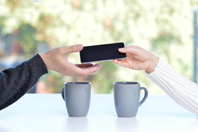 学生带手机进学校学校要求丢水里,校方称学生手机被泡水方式欠妥