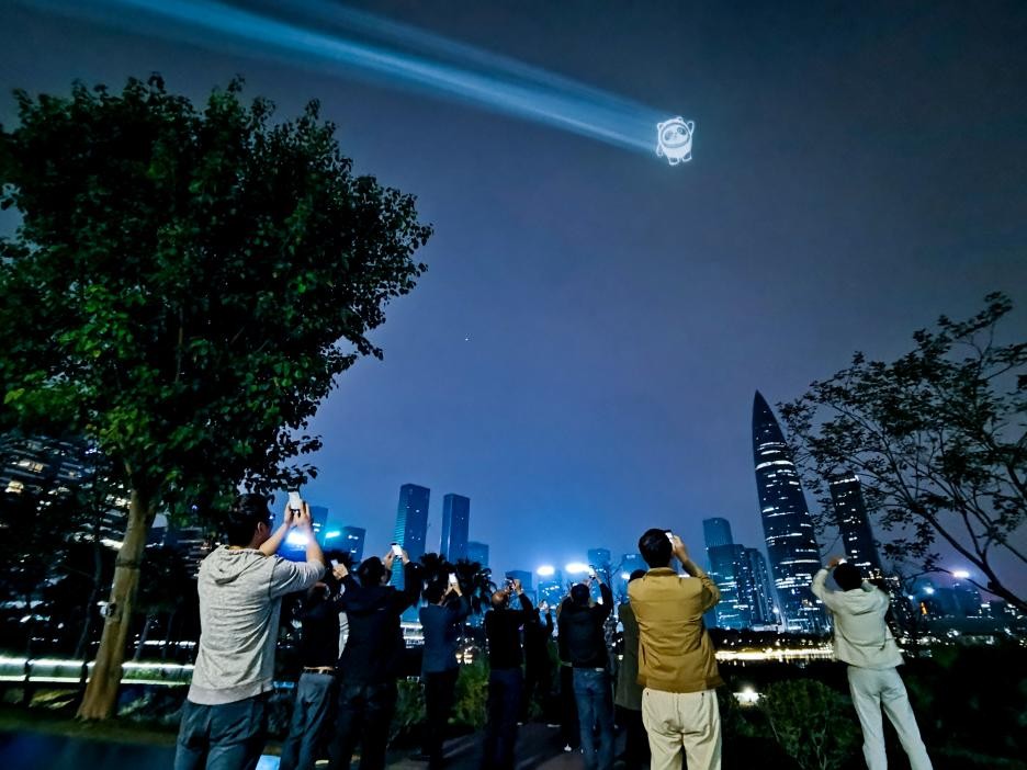 快看，天上有个“冰墩墩”，光峰“云上写字”将科幻变现实