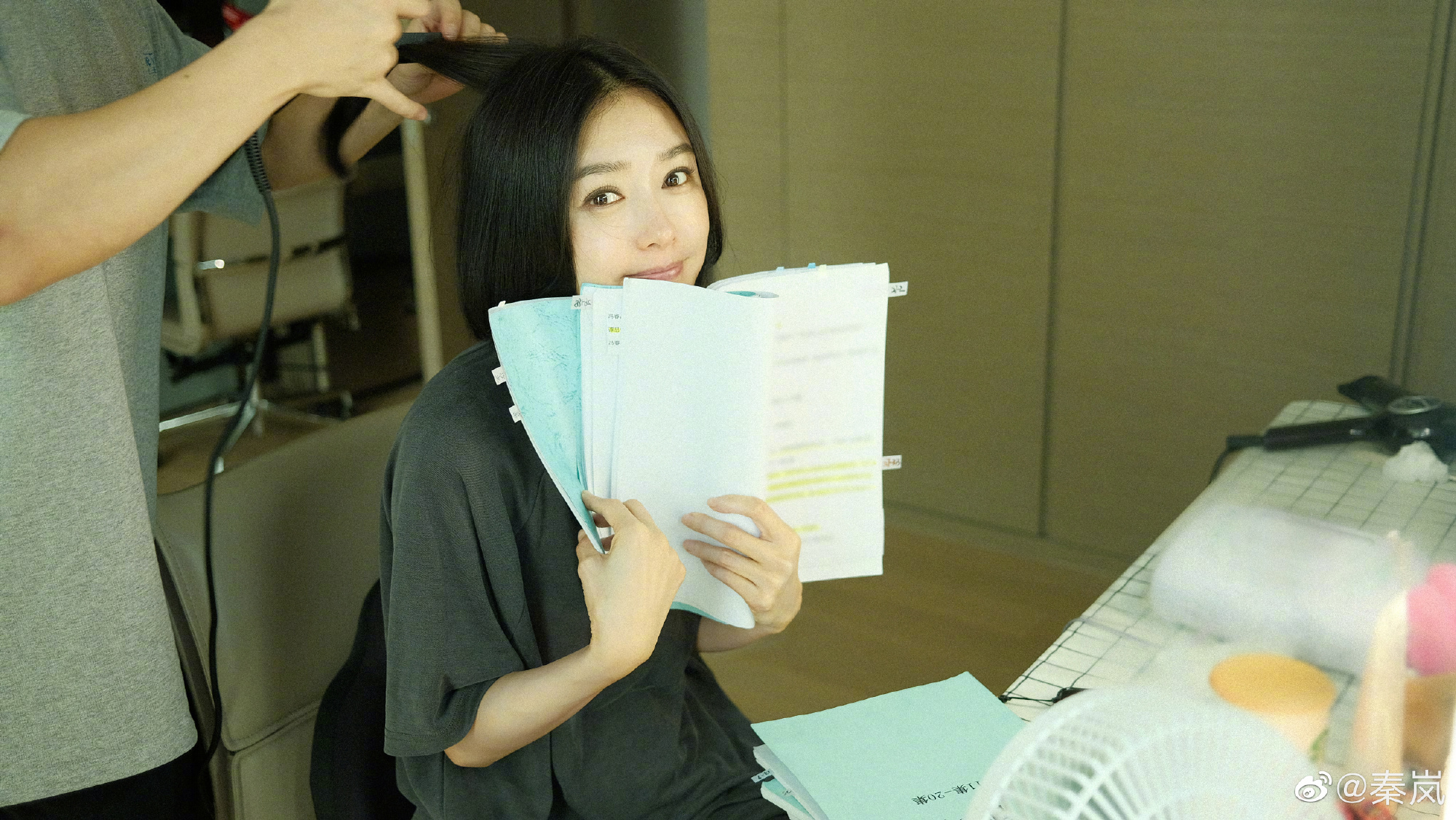 秦岚同框自拍海报少女风,秦岚穿搭机场照