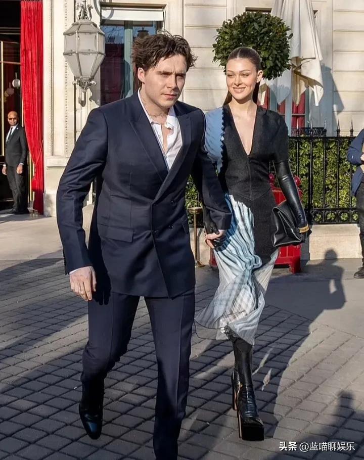 妮可拉蓝色皮裙,妮可拉布鲁克林红毯