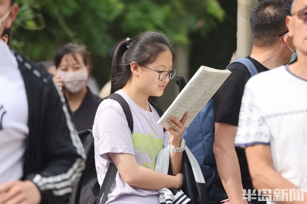 刚刚，青岛5万多勇士霸气走进战场！少年，此去何求？夺盛名、拔头筹、争魁首、独占鳌头！