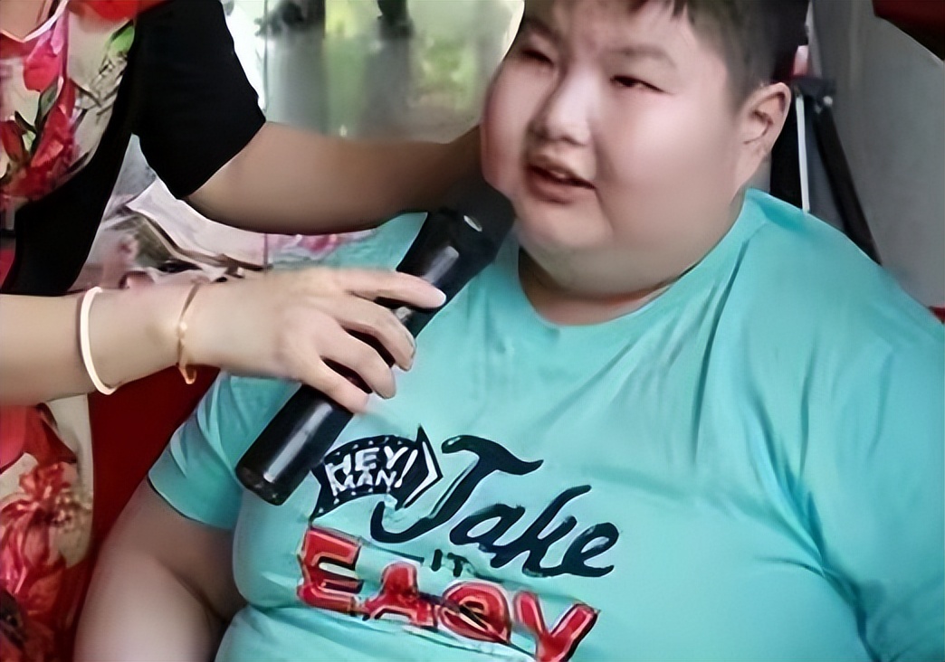 江西一男孩14岁达到300斤,10岁男孩一顿吃三碗体重飙到130斤