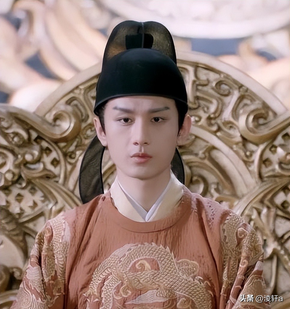 装傻30余年,被宦官当成痴呆扶上皇位,一道圣旨让他们后悔不已