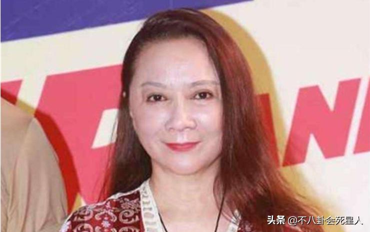 哪个女明星整容脸部变僵硬,整容脸vs自然脸的明星老去