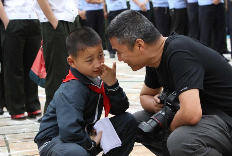 汶川地震中的3岁敬礼娃娃,汶川地震敬礼娃娃完整视频