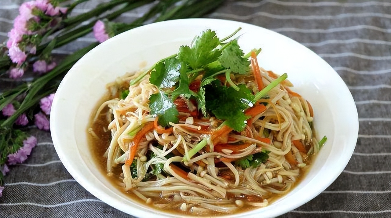 蘑菇搭配什么做汤辅食,蘑菇配什么菜好吃呢