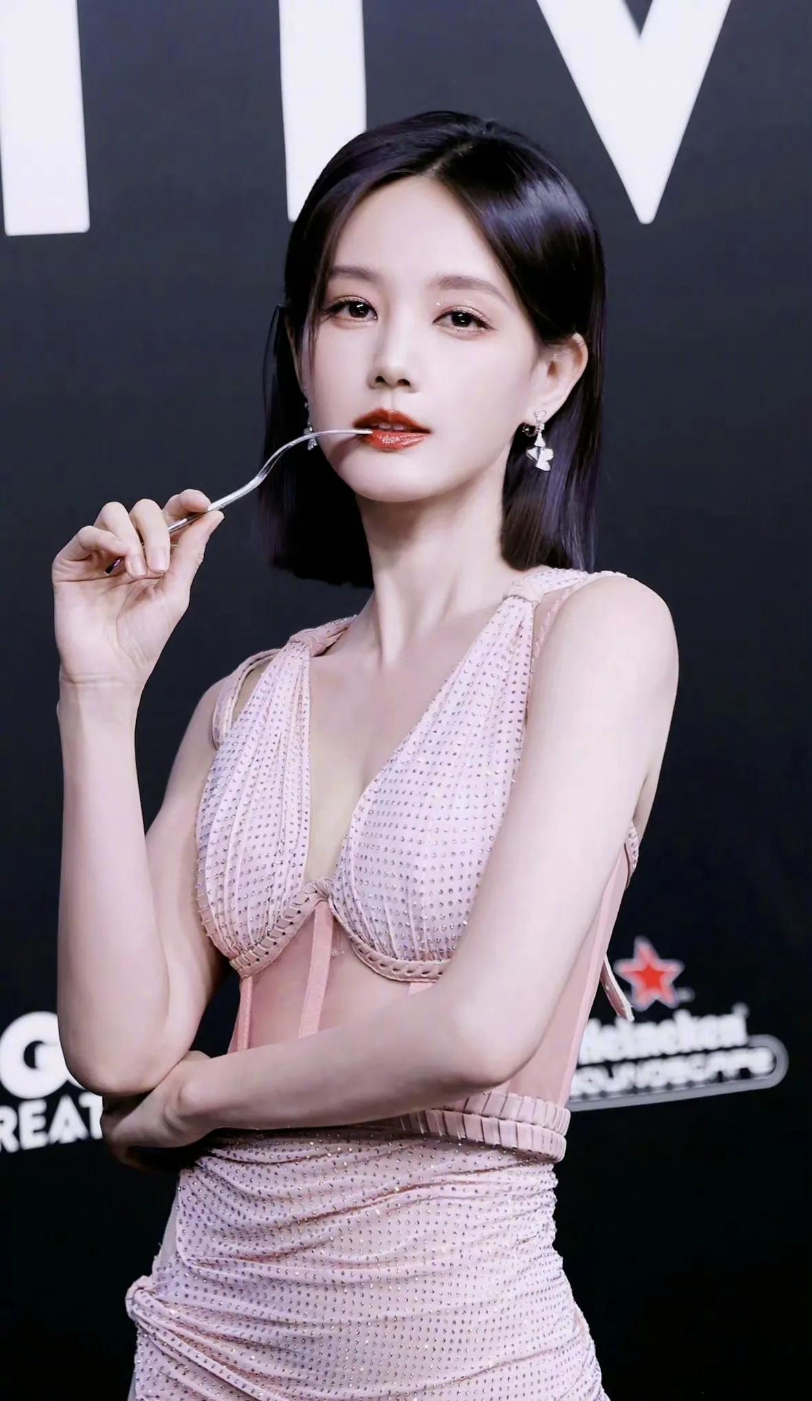 盘点爆火的红毯明星造型,最新女明星红毯惊艳合集