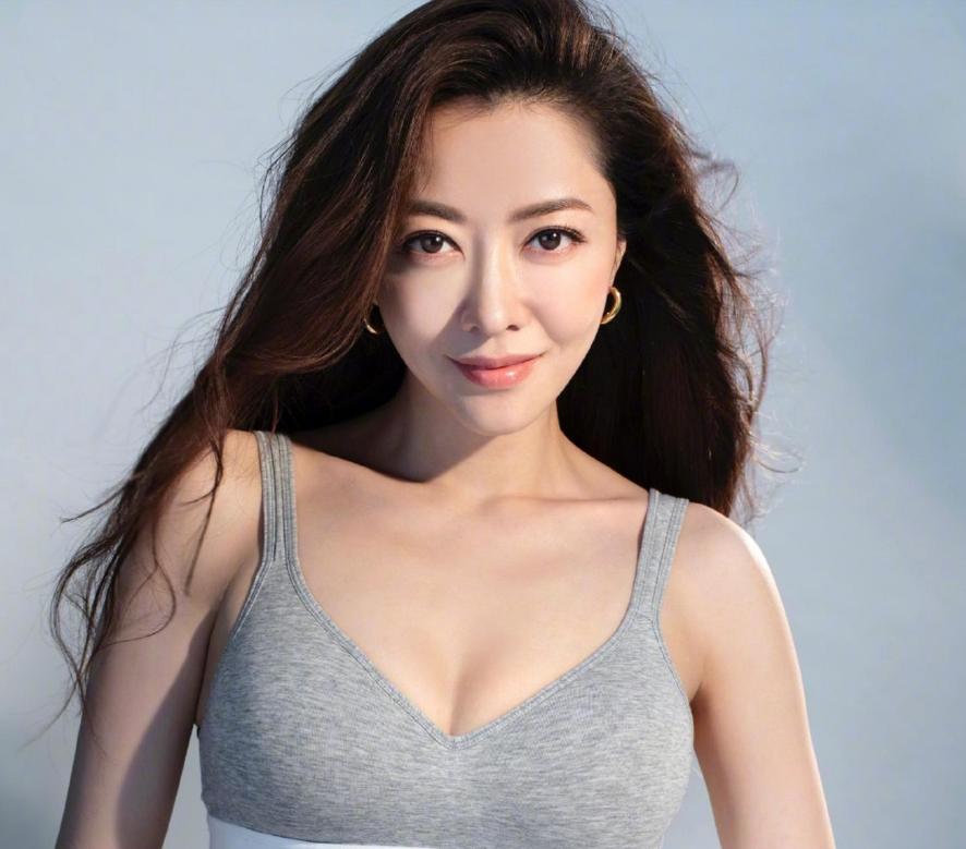 女明星夏季吊带穿搭,女明星穿吊带的穿搭