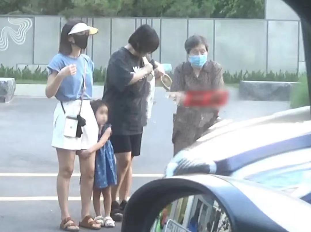 高圆圆超萌女儿正脸曝光,高圆圆和她的女儿探班赵又廷