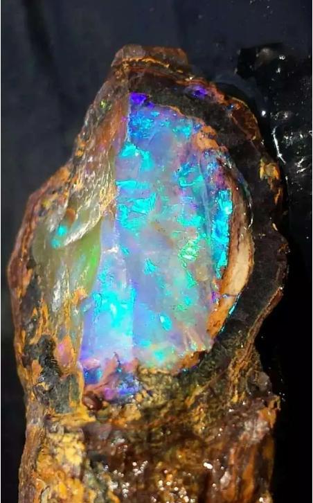 内蒙古五彩石现状,内蒙古湖泊干涸现五彩石