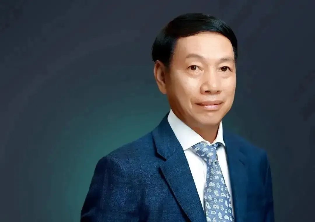 他小学没毕业，花10亿把“打工皇帝”招至麾下，600亿身价还*税逃**