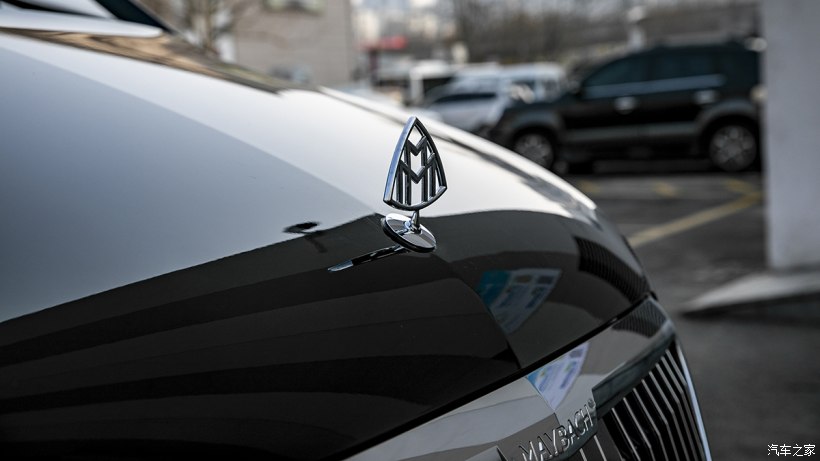 银色奔驰威霆改迈巴赫双拼色,威霆国六内饰改成迈巴赫款式