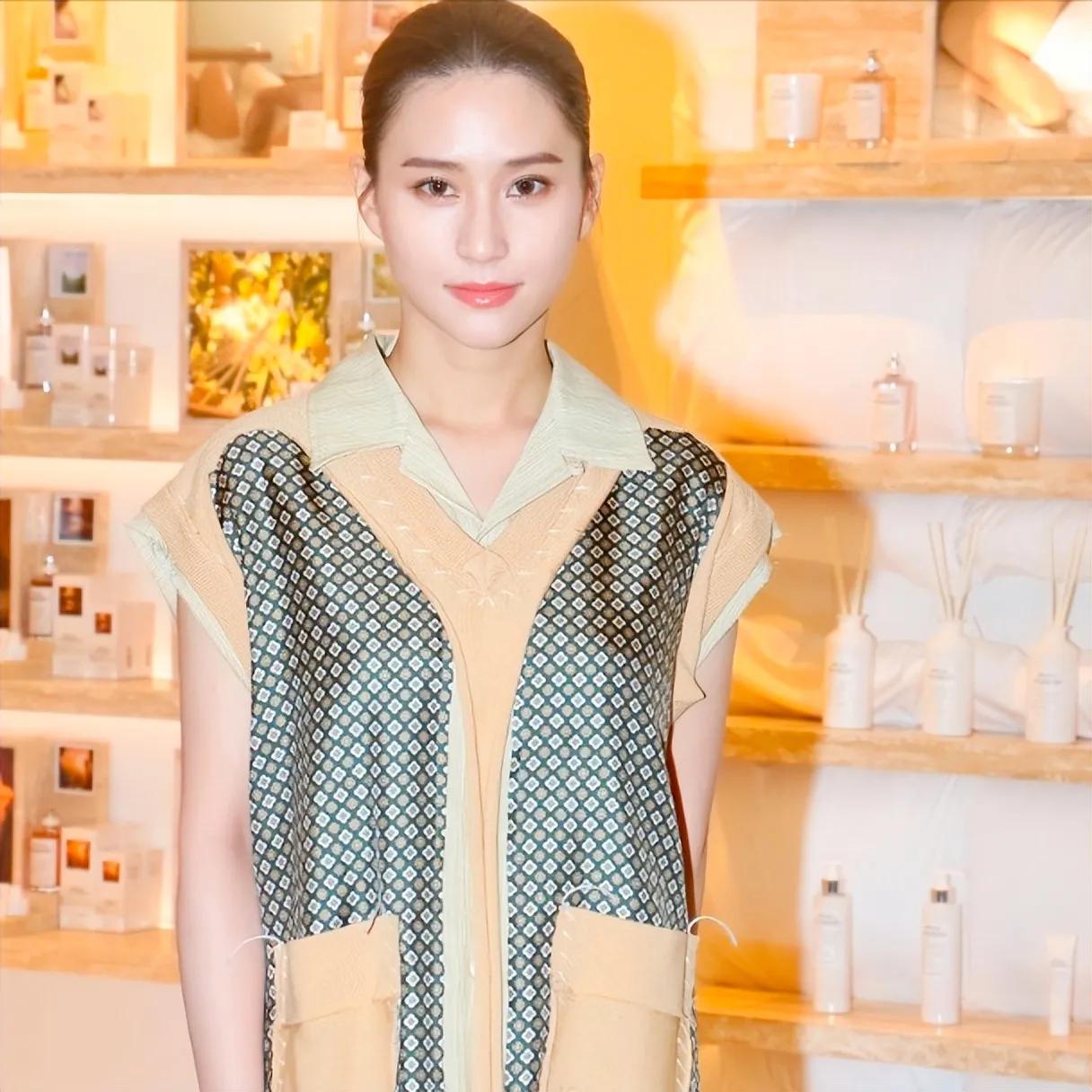 窦骁何超莲晒甜蜜合照,窦骁何超莲婚后首次同框