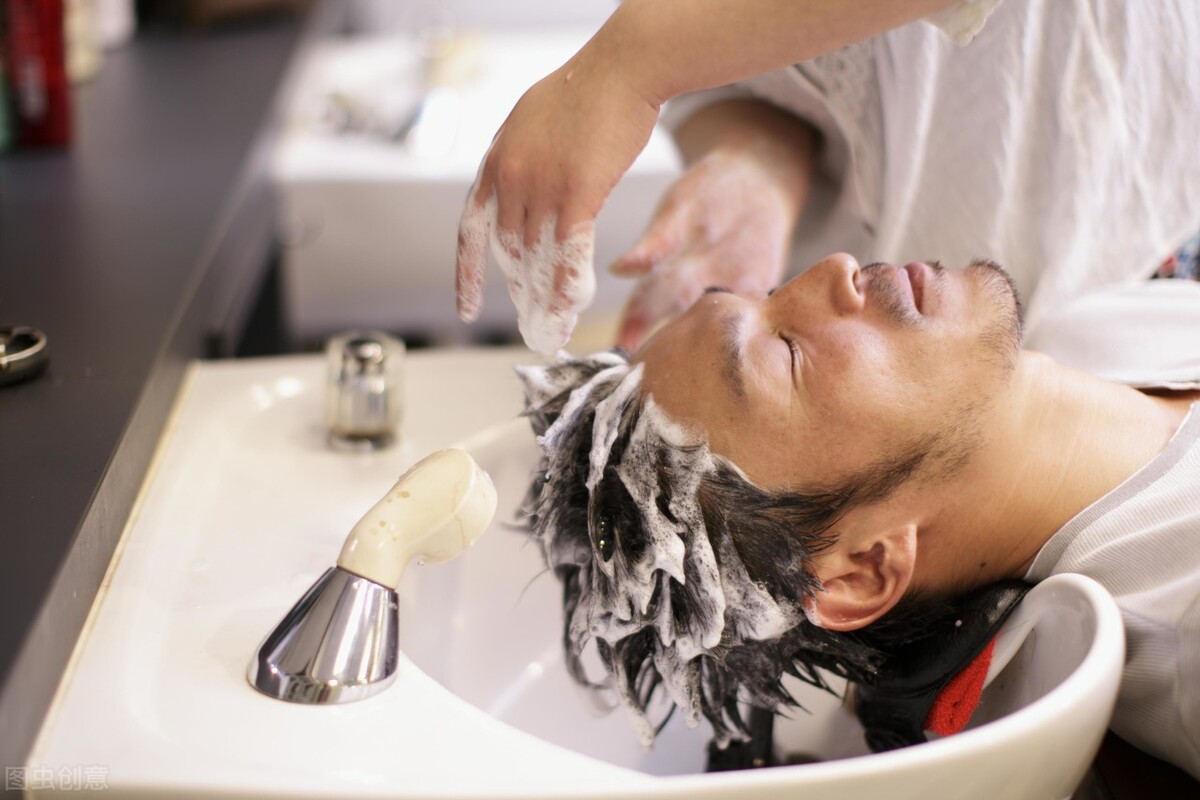 什么是“男性型脱发”?除了烟酒,还有7大原因“威胁”男性脱发