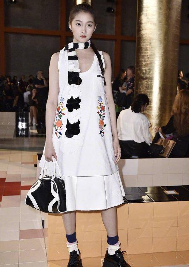 关晓彤为谁挡热搜,关晓彤烂大街造型