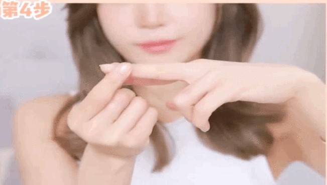 摆脱粗短手指！韩星私下都在练的「漫画手」4动作，让手变直又细