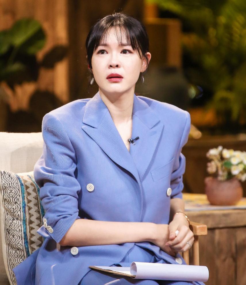 著名主持人李艾：嫁给自己经纪人，婚后一直分房睡，连楼层都不同