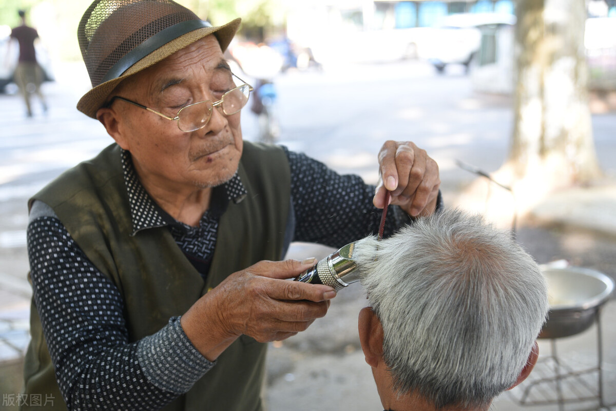 听农民大叔打开窗户说亮话“央行放水万亿”该贷贷贷,该花花花