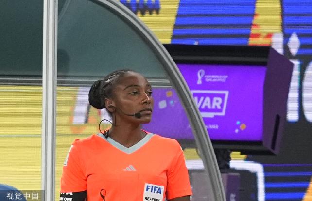 女裁判,女裁判爬上球台