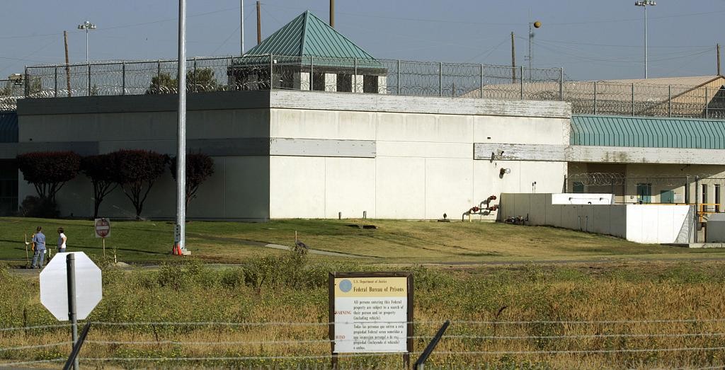 男子进女监狱,美国女子监狱俩女囚